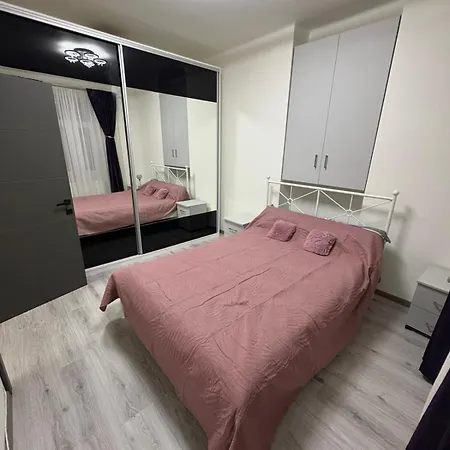 Situat Langa Palatul Parlamentului