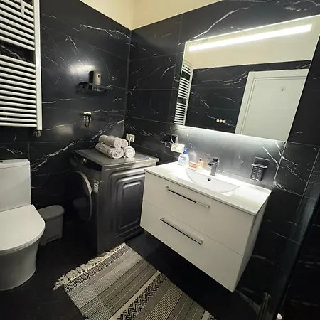 Situat Langa Palatul Parlamentului