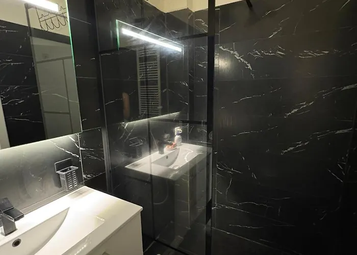 Situat Langa Palatul Parlamentului Bucareste